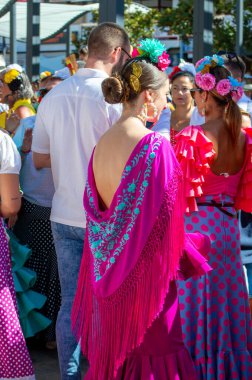 TORREMOLINOS, SPAIN - 24 Eylül 2023: 24 Eylül 2023 tarihinde İspanya 'nın Torremolinos kentindeki fuarın ilk günü olarak geleneksel San Miguel Romeria (Romeria de San Miguel) festivalinde hacılar