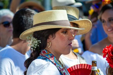 TORREMOLINOS, SPAIN - 24 Eylül 2023: 24 Eylül 2023 tarihinde İspanya 'nın Torremolinos kentindeki fuarın ilk günü olarak geleneksel San Miguel Romeria (Romeria de San Miguel) festivalinde hacılar