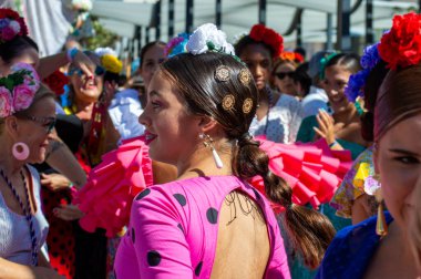 TORREMOLINOS, SPAIN - 24 Eylül 2023: 24 Eylül 2023 tarihinde İspanya 'nın Torremolinos kentindeki fuarın ilk günü olarak geleneksel San Miguel Romeria (Romeria de San Miguel) festivalinde hacılar