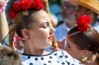 TORREMOLINOS, SPAIN - 24 Eylül 2023: 24 Eylül 2023 tarihinde İspanya 'nın Torremolinos kentindeki fuarın ilk günü olarak geleneksel San Miguel Romeria (Romeria de San Miguel) festivalinde hacılar