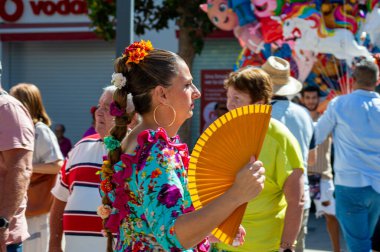 TORREMOLINOS, SPAIN - 24 Eylül 2023: 24 Eylül 2023 tarihinde İspanya 'nın Torremolinos kentindeki fuarın ilk günü olarak geleneksel San Miguel Romeria (Romeria de San Miguel) festivalinde hacılar