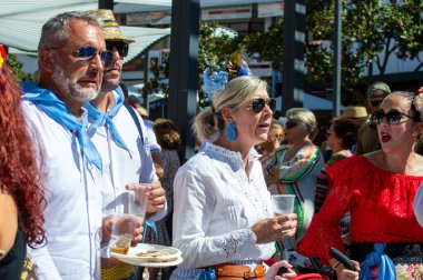 TORREMOLINOS, SPAIN - 24 Eylül 2023: 24 Eylül 2023 tarihinde İspanya 'nın Torremolinos kentindeki fuarın ilk günü olarak geleneksel San Miguel Romeria (Romeria de San Miguel) festivalinde hacılar