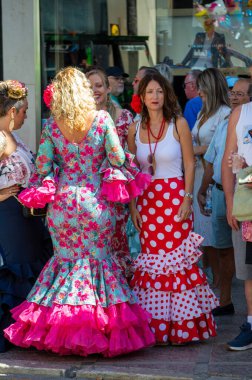 TORREMOLINOS, SPAIN - 24 Eylül 2023: 24 Eylül 2023 tarihinde İspanya 'nın Torremolinos kentindeki fuarın ilk günü olarak geleneksel San Miguel Romeria (Romeria de San Miguel) festivalinde hacılar