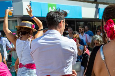 TORREMOLINOS, SPAIN - 24 Eylül 2023: 24 Eylül 2023 tarihinde İspanya 'nın Torremolinos kentindeki fuarın ilk günü olarak geleneksel San Miguel Romeria (Romeria de San Miguel) festivalinde hacılar