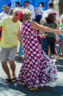 TORREMOLINOS, SPAIN - 24 Eylül 2023: 24 Eylül 2023 tarihinde İspanya 'nın Torremolinos kentindeki fuarın ilk günü olarak geleneksel San Miguel Romeria (Romeria de San Miguel) festivalinde hacılar