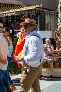 TORREMOLINOS, SPAIN - 24 Eylül 2023: 24 Eylül 2023 tarihinde İspanya 'nın Torremolinos kentindeki fuarın ilk günü olarak geleneksel San Miguel Romeria (Romeria de San Miguel) festivalinde hacılar