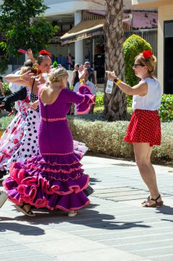 TORREMOLINOS, SPAIN - 24 Eylül 2023: 24 Eylül 2023 tarihinde İspanya 'nın Torremolinos kentindeki fuarın ilk günü olarak geleneksel San Miguel Romeria (Romeria de San Miguel) festivalinde hacılar