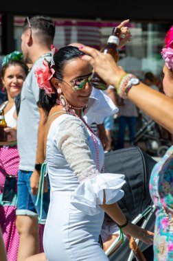 TORREMOLINOS, SPAIN - 24 Eylül 2023: 24 Eylül 2023 tarihinde İspanya 'nın Torremolinos kentindeki fuarın ilk günü olarak geleneksel San Miguel Romeria (Romeria de San Miguel) festivalinde hacılar