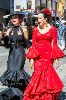 TORREMOLINOS, SPAIN - 24 Eylül 2023: 24 Eylül 2023 tarihinde İspanya 'nın Torremolinos kentindeki fuarın ilk günü olarak geleneksel San Miguel Romeria (Romeria de San Miguel) festivalinde hacılar