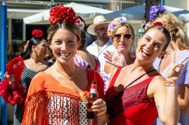 TORREMOLINOS, SPAIN - 24 Eylül 2023: 24 Eylül 2023 tarihinde İspanya 'nın Torremolinos kentindeki fuarın ilk günü olarak geleneksel San Miguel Romeria (Romeria de San Miguel) festivalinde hacılar