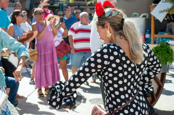 TORREMOLINOS, SPAIN - 24 Eylül 2023: 24 Eylül 2023 tarihinde İspanya 'nın Torremolinos kentindeki fuarın ilk günü olarak geleneksel San Miguel Romeria (Romeria de San Miguel) festivalinde hacılar