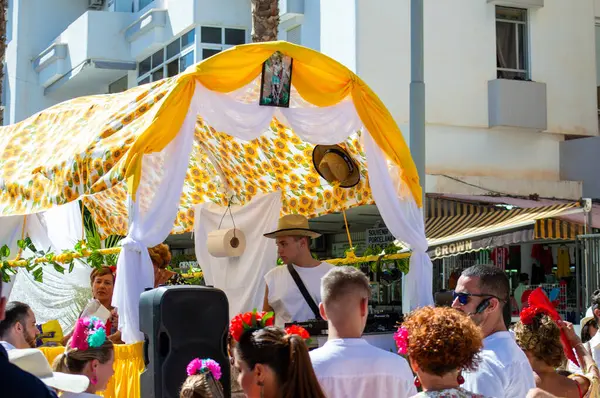 TORREMOLINOS, SPAIN - 24 Eylül 2023: 24 Eylül 2023 tarihinde İspanya 'nın Torremolinos kentindeki fuarın ilk günü olarak geleneksel San Miguel Romeria (Romeria de San Miguel) festivalinde hacılar