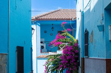 JUZCAR, İspanya - 6 Ekim 2023: Juzcar, İspanya 'daki Mavi Şirinler Köyü 6 Ekim 2023