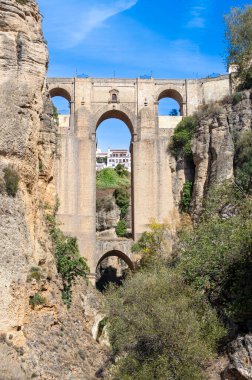 RONDA, İspanya - 6 Ekim 2023: Puente Nuevo Köprüsü 'nün güneşli bir günde, 6 Ekim 2023 tarihinde İspanya' nın Ronda kentinde panoramik manzarası
