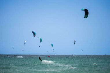 TARIFA, İspanya - 25 Mayıs 2024: Valdevaqueros sahilinde uçurtmanın tadını çıkarmak, Gibraltar Boğazı Tarifa, İspanya 25 Mayıs 2024