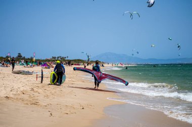 TARIFA, İspanya - 25 Mayıs 2024: Valdevaqueros sahilinde uçurtmanın tadını çıkarmak, Gibraltar Boğazı Tarifa, İspanya 25 Mayıs 2024