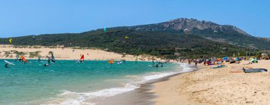 TARIFA, İspanya - 25 Mayıs 2024: Valdevaqueros sahilinde uçurtmanın tadını çıkarmak, Gibraltar Boğazı Tarifa, İspanya 25 Mayıs 2024