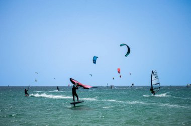 TARIFA, İspanya - 25 Mayıs 2024: Valdevaqueros sahilinde uçurtmanın tadını çıkarmak, Gibraltar Boğazı Tarifa, İspanya 25 Mayıs 2024