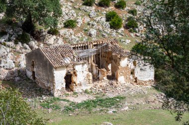 Caminito del Ray, Kralın Yolu. El Chorro, Malaga, İspanya 'da dar bir boğazın dik duvarları boyunca uzanan yürüyüş yolu