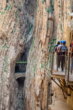 EL CHORRO, İspanya - 19 Mart 2024: Caminito del Rey, Kralın Yolu. 19 Mart 2024 'te Malaga, İspanya' nın El Chorro kentindeki dar bir geçitin sarp duvarları boyunca sıkıştı.