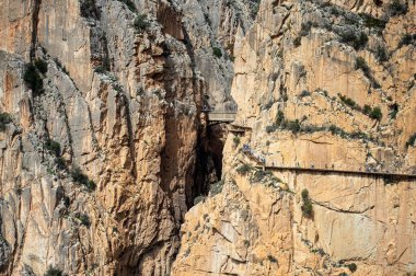 Caminito del Ray, Kralın Yolu. El Chorro, Malaga, İspanya 'da dar bir boğazın dik duvarları boyunca uzanan yürüyüş yolu