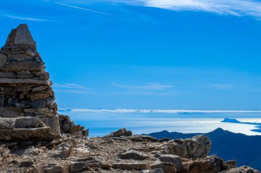 Akdeniz 'de panoramik manzara ve Torrecilla tepesinden Cebelitarık, Sierra de las Nieves ulusal parkı, Endülüs, İspanya