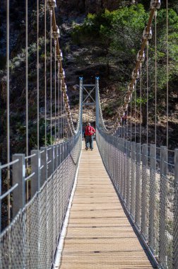 Alman nehri üzerinden Colgante Köprüsü 'ne (Puente Colgante El Saltillo) yürüyüş yolu, Sierra Tejeda, İspanya