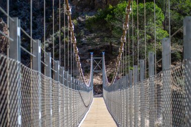 Alman nehri üzerinden Colgante Köprüsü 'ne (Puente Colgante El Saltillo) yürüyüş yolu, Sierra Tejeda, İspanya