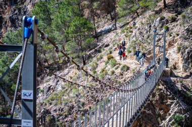 Alman nehri üzerinden Colgante Köprüsü 'ne (Puente Colgante El Saltillo) yürüyüş yolu, Sierra Tejeda, İspanya