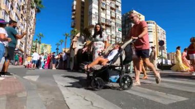 TORREMOLINOS, SPAIN - 24 Eylül 2023: 24 Eylül 2023 tarihinde İspanya 'nın Torremolinos kentindeki fuarın ilk günü olarak geleneksel San Miguel Romeria (Romeria de San Miguel) festivalinde hacılar