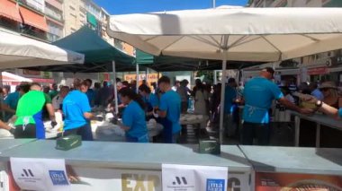 TORREMOLINOS, SPAIN - 26 Eylül 2023: Beleş test yemeği - San Miguel festivali sırasında İspanya 'nın Torremolinos kentinde yapılan ırkçılık
