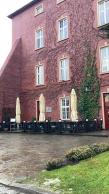KRAKOW, POLAND - 21 Aralık 2023: Wawel Hill 'deki Wawel Royal kalesi, Kral III. Casimir' in emriyle 21 Aralık 2023 'te Polonya' nın başkenti Krakow 'da kuruldu.
