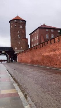 KRAKOW, POLAND - 21 Aralık 2023: Wawel Hill 'deki Wawel Royal kalesi, Kral III. Casimir' in emriyle 21 Aralık 2023 'te Polonya' nın başkenti Krakow 'da kuruldu.