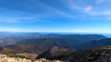 Torrecilla tepesine giden yürüyüş yolunun panoramik görüntüsü, Sierra de las Nieves Ulusal Parkı, Endülüs, İspanya