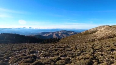 Torrecilla tepesine giden yürüyüş yolunun panoramik görüntüsü, Sierra de las Nieves Ulusal Parkı, Endülüs, İspanya