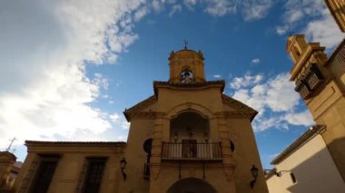 ANTEQUERA, İspanya - 17 Eylül 2023: Antequera, İspanya 'daki Santiago Apostol Kilisesi