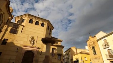 ANTEQUERA, İspanya - 17 Eylül 2023: Antequera, İspanya 'daki Santiago Apostol Kilisesi