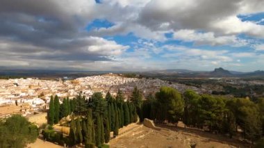 ANTEQUERA, İspanya - 17 Eylül 2023: Antequera, İspanya 'daki tarihi Endülüs şehrinin panoramik görüntüsü