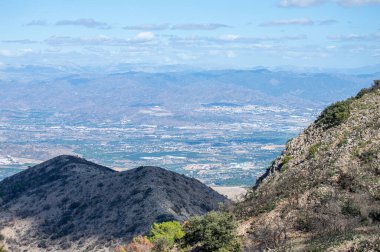 Akdeniz 'e ve Mijas zirvesinden Endülüs' e, Malaga 'ya, İspanya' ya kadar çevresindeki şehirlere panoramik bir bakış