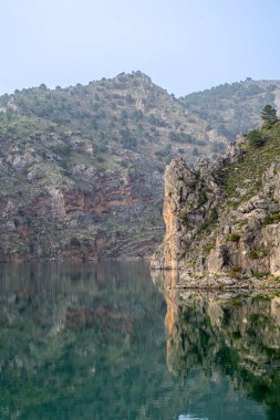 Quentar 'daki rezervuar barajında bulutlu hava durumu, Granada ili, Endülüs, İspanya