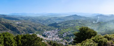 Caballos nehri üzerindeki şelalelere doğru yürüyüş yolu Tolox, Malaga, İspanya 'daki Sierra de la Nieves Ulusal Parkı