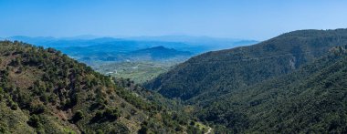 Caballos nehri üzerindeki şelalelere doğru yürüyüş yolu Tolox, Malaga, İspanya 'daki Sierra de la Nieves Ulusal Parkı