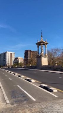 VALENCIA, İspanya - 2 Şubat 2024: İspanya Mimarisi 2 Şubat 2024 tarihinde İspanya 'nın Valencia kentindeki kamu ticari ve tarihi caddelerde