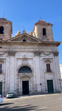 VALENCIA, İspanya - 2 Şubat 2024: İspanya Mimarisi 2 Şubat 2024 tarihinde İspanya 'nın Valencia kentindeki kamu ticari ve tarihi caddelerde