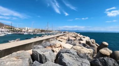 BENALMADENA, İspanya - 2 Eylül 2023 'te İspanya' nın Benalmadena kentinde yaz sabahı yat marinası