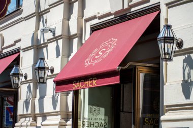 VIENNA, AUSTRIA - 19 Temmuz 2024: Viyana 'daki ünlü Cafe Sacher, 19 Temmuz 2024