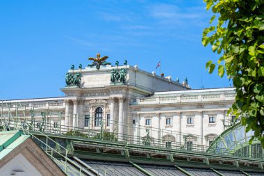 VIENNA, AUSTRIA - 18 Temmuz 2024: Habsburg saray kompleksi 18 Temmuz 2024 'te Avusturya' nın Viyana kentinde süslü, barok iç mekanlar ve bahçe