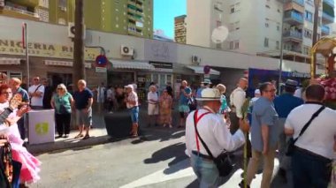 TORREMOLINOS, SPAIN - 24 Eylül 2023: 24 Eylül 2023 tarihinde İspanya 'nın Torremolinos kentindeki fuarın ilk günü olarak geleneksel San Miguel Romeria (Romeria de San Miguel) festivalinde hacılar