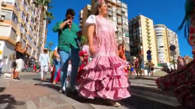 TORREMOLINOS, SPAIN - 24 Eylül 2023: 24 Eylül 2023 tarihinde İspanya 'nın Torremolinos kentindeki fuarın ilk günü olarak geleneksel San Miguel Romeria (Romeria de San Miguel) festivalinde hacılar