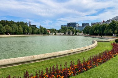 VIENNA, AUSTRIA - 18 Temmuz 2024: Belvedere Sarayı ve Viyana bahçesi 18 Temmuz 2024